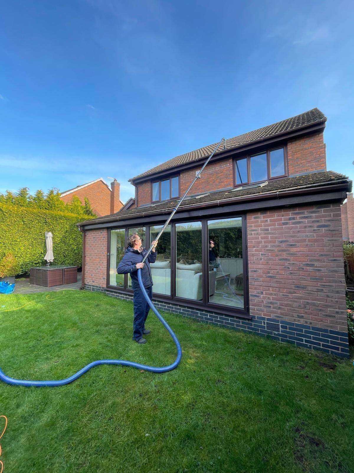 Far reaching Gutter Vac