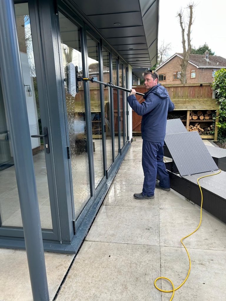 A window cleaning cleaning long windows